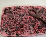 Foto del paso 4 de la receta: Budín de hojas de betarraga con tallarines rojos