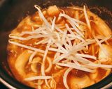 Hình bước làm 3 của món 🌱 Canh Chua Nấm Vị Tomyum Cay (Chay)