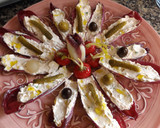 Foto del paso 3 de la receta: Endivias rojas rellenas con quesos y pickles