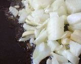 Foto del paso 2 de la receta: Sopa crema de zanahorias, con cebollas, ajo, arvejas y panceta