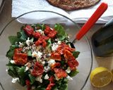 Foto del paso 4 de la receta: Ensalada de espinaca, queso azul y tomates disecados. Deliciosa