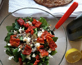 Foto del paso 4 de la receta: Ensalada de espinaca, queso azul y tomates disecados. Deliciosa