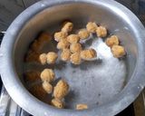 A picture of step 1 of Soya chunks masala dry.