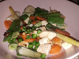 Tofu salteado con menestra de verduras