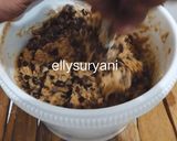 Foto langkah ke 7 dari resep Choco Chips-Cranberries Cookies Simple, Renyah dan Yummy.