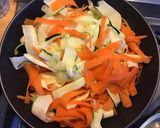 Une image de l'étape 2 de Tagliatelles de courgettes et carottes au bouillon de poisson.