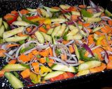 Foto del paso 1 de la receta: Salmón blanco al horno (con manteca, miel y mostaza) sobre verduras