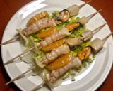 Foto del paso 11 de la receta: Pincho de ceviche de pescado, mejillones y gambones, sobre cama de verduras crudas y frutas