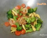 รูปขั้นตอนการทำที่ 4 ของ ผัดบล็อกโคลี่-ผักรวม-กุ้งสด