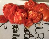 Une image de l'étape 1 de Salade de tomates au thon oignon rouge et câpres (sauce citron).