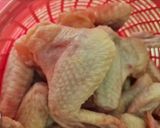 صورة لخطوة 1 من وصفة اجنحة دجاج 🍗 بدبس رمان وطماطم لذيذة طرية بتتبيلة سهلة، طعم لايق