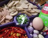 Foto langkah ke 1 dari resep Mie goreng bakso sosis pedas.