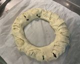 Une image de l'étape 9 de Couronne aux champignons, épinards, tomate et parmesan.