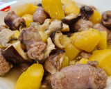 Foto del paso 5 de la receta: Patatas guisadas con salchichas frescas y setas shiitake