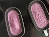 Helado de yogur con cerezas y arándanos