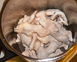 Foto del paso 1 de la receta: Manitas de cordero en salsa