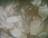 Foto del paso 5 de la receta: Calamarcitos con cebolla caramelizada 🧅 y alcachofas confitadas