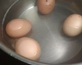 Foto del paso 1 de la receta Gratín de huevos rellenos de espinacas y gambas