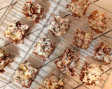 Foto langkah ke 5 dari resep Choco Mallow Cereal Treat Bars.