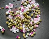 Foto del paso 1 de la receta: Chícharos salteados con alcaparras y cebolla morada