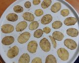A picture of step 6 of Non fried potato chips.