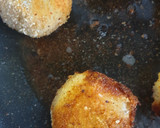 Foto del paso 8 de la receta: Bombas de patatas rellenas de carne con salsa brava