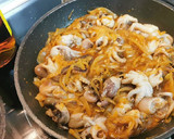 Foto del paso 3 de la receta: Pulpitos encebollados con patatas