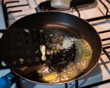 Foto del paso 2 de la receta: Orillas de pan con ajo
