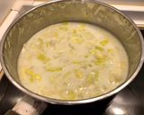 Foto del paso 2 de la receta: Crema fría de puerros con puntas de triguero ahumadas y variado de semillas