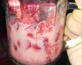 Hình bước làm 3 của món Dâu tây dầm sữa đặc 🍓