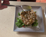 Foto del paso 8 de la receta: Alubias, ensalada, marisco en lata y jamón