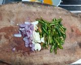 Foto langkah ke 2 dari resep Telur Dadar Cabe Ijo.