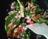 Foto langkah ke 2 dari resep Tumis Cumi Asin Pedas.