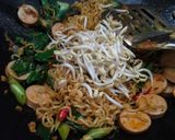 Foto langkah ke 4 dari resep Bakmie Goreng Sosis Tuna.