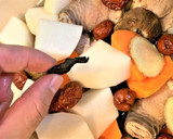 【老菜脯無花果雞湯】來一碗熱騰騰的湯補身的食譜步驟4照片