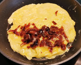 Foto del paso 3 de la receta: Tortilla a la Francesa rellena de Jamón ibérico