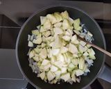 Foto del passaggio 1 della ricetta Tortino di zucchine in sfoglia