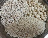 A picture of step 2 of Dhani Makhana Murmura Chivda.