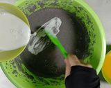 Foto langkah ke 4 dari resep Bolu ketan pandan kukus moist.