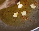 Foto del passaggio 2 della ricetta Rigatoni aglio, olio, peperoncino e pangrattato 🌶️