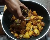 A picture of step 5 of Khatti meethi Aam aloo ki sabji.