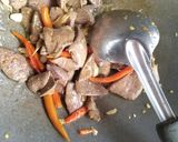 รูปขั้นตอนการทำที่ 2 ของ ผัดหน่อไม้ฝรั่งหมูกรอบกับตับ