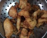 รูปขั้นตอนการทำที่ 2 ของ “ผัดมักกะโรนีไก่กรอบ”