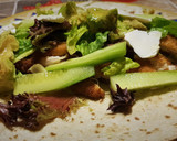 Foto del paso 6 de la receta: Fajita con Ensalada, Pollo rebozado, Pepino, Aguacate y Queso Crema