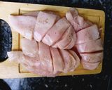 Foto del paso 3 de la receta: Pechuga de pollo con ensalada de mango y calabacín