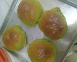 Foto langkah ke 4 dari resep Roti Pandan isi Kelapa.