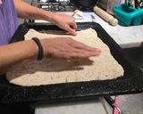 Foto del paso 4 de la receta: Calamardo en alfombra mágica(pizza integral de calamares)