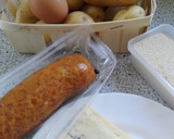 Foto del paso 1 de la receta: Bolitas de patata rellenas de queso Morbier y salchicha