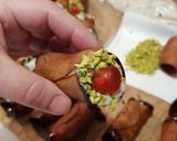 Foto del passaggio 6 della ricetta Cannoli siciliani con cioccolato e pistacchio