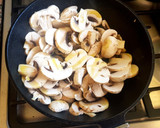 Foto del paso 2 de la receta: Champiñones salteados con arroz blanco. #paraprincipiantes